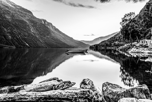 Photo dramatic landscapes with boat on lake