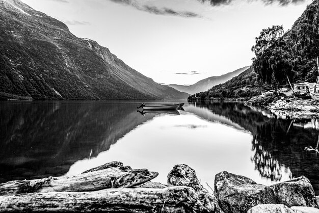 写真 湖でのボートの劇的な風景