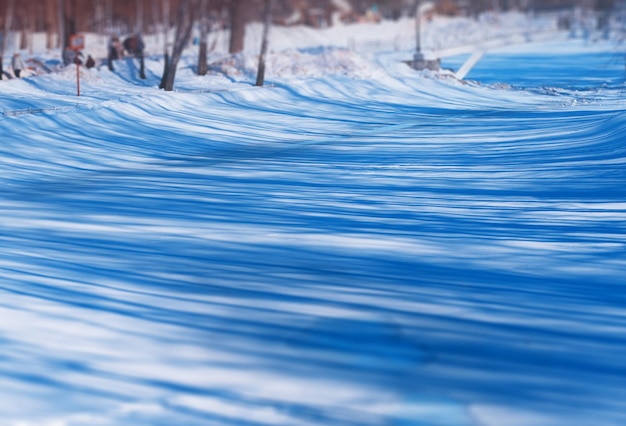 写真 溶ける雪の背景に落ちる劇的な光