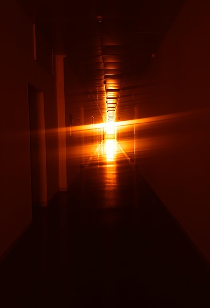 Драматическая утечка света на фоне офисного коридора