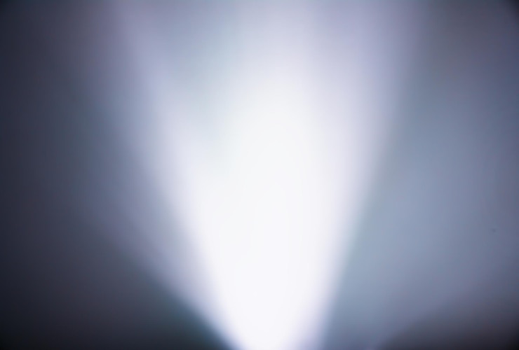 Photo dramatic light ray from the bottom bokeh background