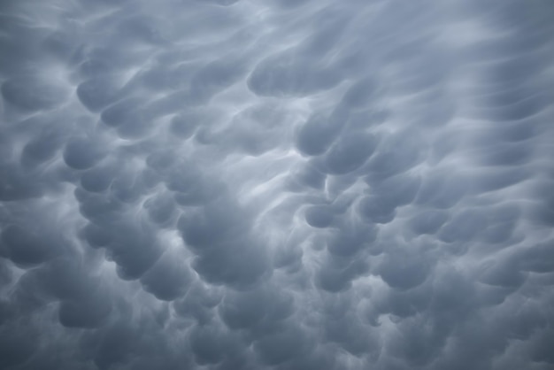 Photo dramatic mammatus clouds in the sky after a storm