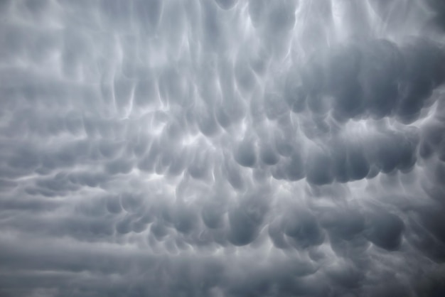 Photo dramatic mammatus clouds in the sky after a storm