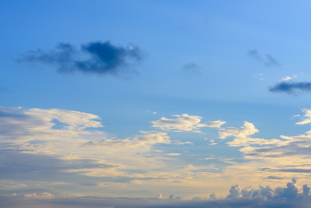 劇的なパノラマの空の夕日