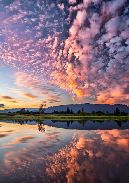 Photo dramatic pink clouds reflection