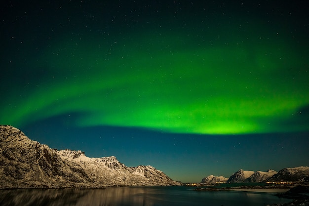 Foto drammatiche luci polari, aurora boreale sulle montagne del nord europa