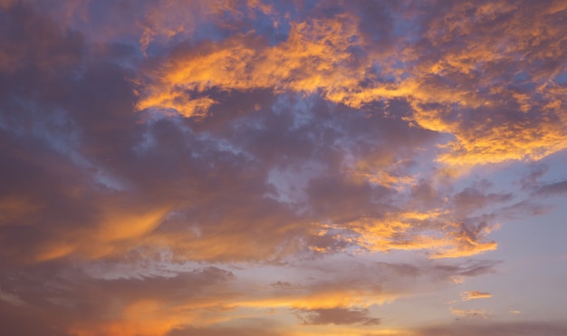 劇的な紫の空とオレンジ色の灰色曇り夕日