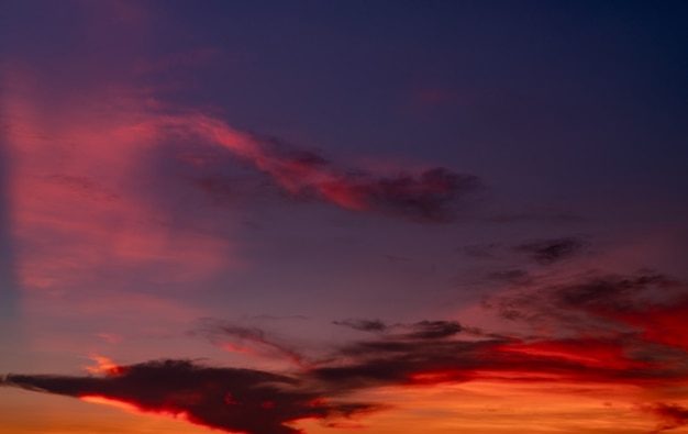 Photo dramatic red and dark blue sky and clouds texture background. red, purple and orange clouds on sunset sky. the sky at dusk. sunset abstract background. dusk and dawn. color of nature. freedom concept.