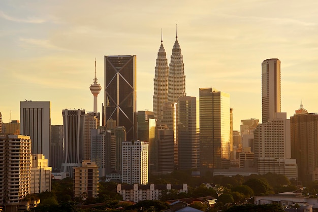 Photo dramatic scenery of the kuala lumpur city at sunset