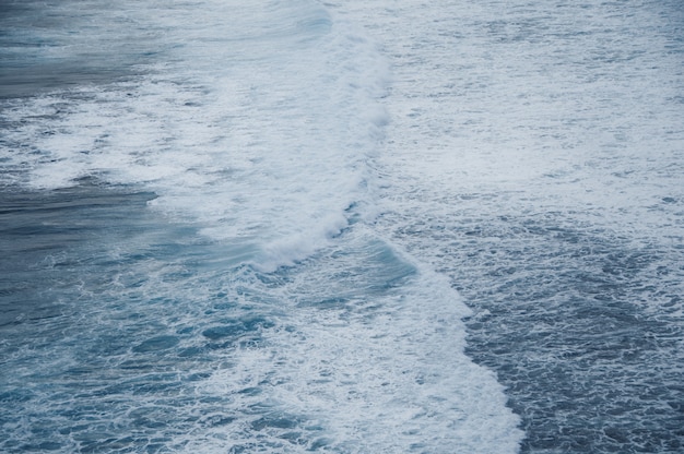 写真 劇的な海の海の青い波の背景