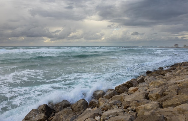 Foto drammatica vista del mare con nuvole di tempesta a haifa