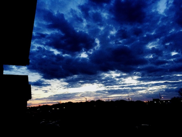 Foto un cielo drammatico sopra la città