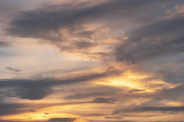 劇的な空と自然の背景に日没後の夕暮れ時の雲。