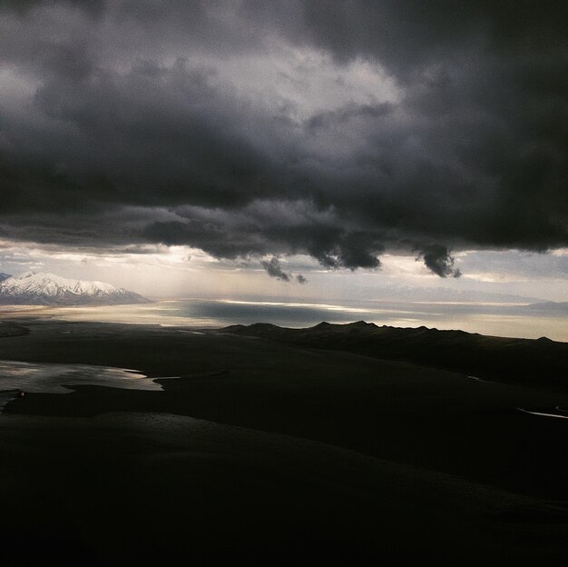 Photo dramatic sky over landscape