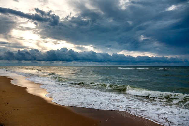 Photo dramatic sky on a morning seascape.