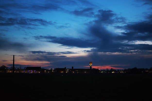 写真 都市上の劇的な空