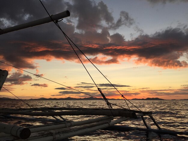 写真 夕暮れ の 時 の 海 の 上 の 劇 的 な 空