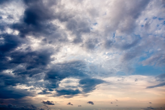 劇的な空、雨の雲の背景。