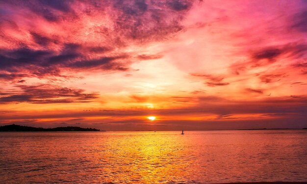 Foto drammatico cielo sopra il mare durante il tramonto