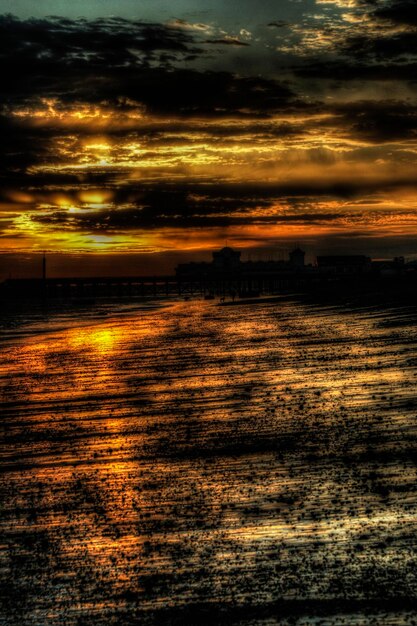 Photo dramatic sky over sea