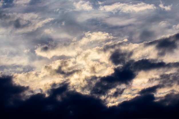 嵐の中の夕方の空に暗い雲がある劇的な空