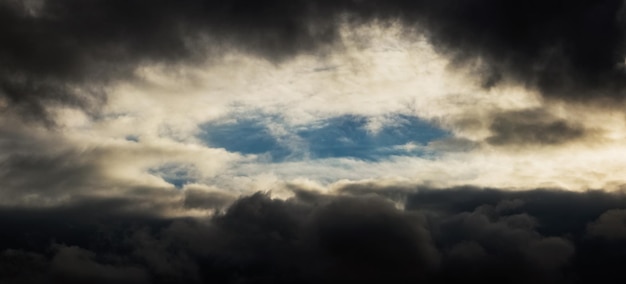 青い空が見える暗い雲のある劇的な空