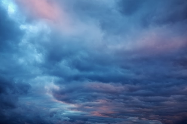 暗い雲と劇的な空