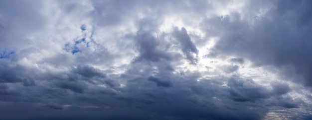 嵐の前に暗い雨雲のある劇的な空。天気予報のコンセプト。