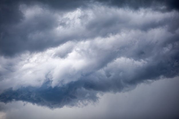 Драматическое небо с серыми облаками над городом перед бурей. Погода до или после шторма.