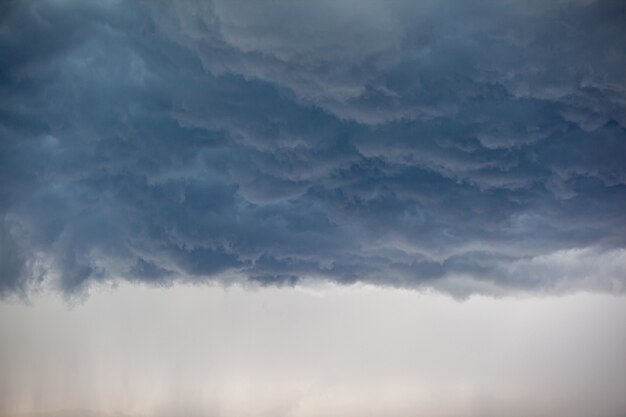 写真 嵐の前に街の上に灰色の雲と劇的な空。嵐の前後の天気。