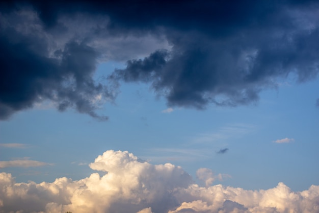 嵐の雲と劇的な空。青い空と雲。1