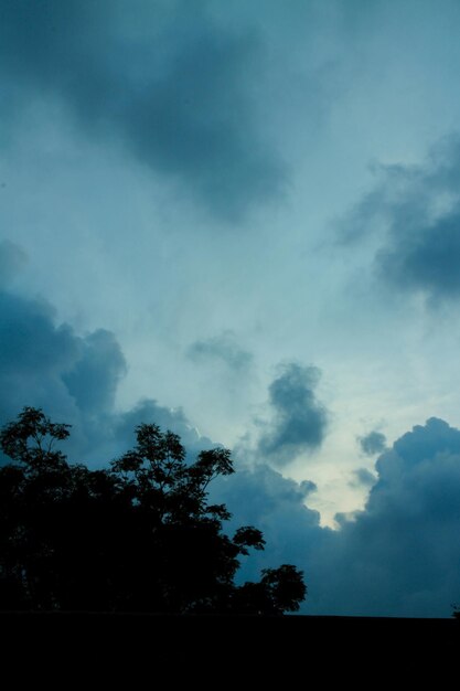 劇的な柔らかな雲と青空