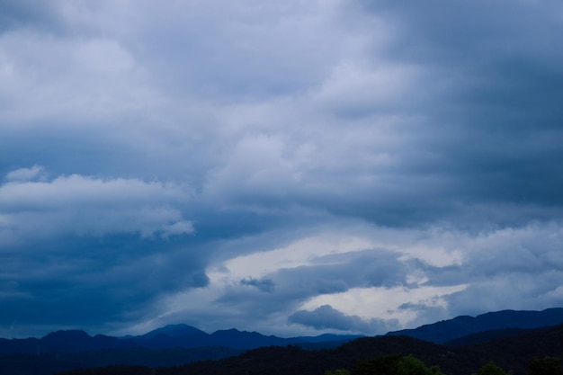 劇的な柔らかな雲と青空