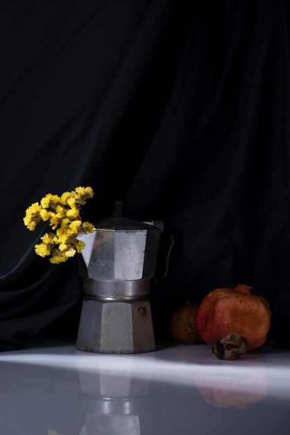 Photo dramatic spring still life with yellow flowers on a whiteblack background