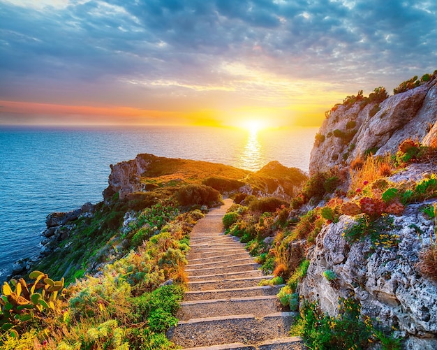 Foto drammatico tramonto primaverile sul promontorio milazzo panorama della riserva naturale piscina di venere