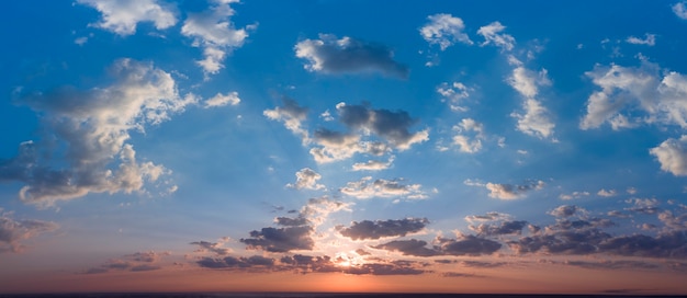 劇的な嵐の空。朝の雨雲と太陽光線。自然な背景。