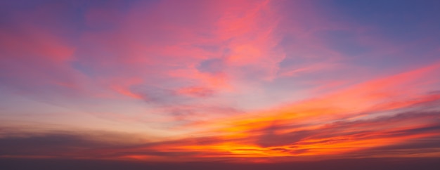 劇的な夕焼けと日の出の空。