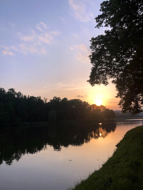 湖と木々の上の劇的な夕暮れの雲 ストック写真