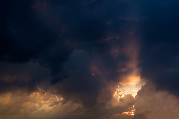 雲の中の劇的な夕日