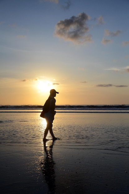 Драматический закат на пляже Кута на Бали