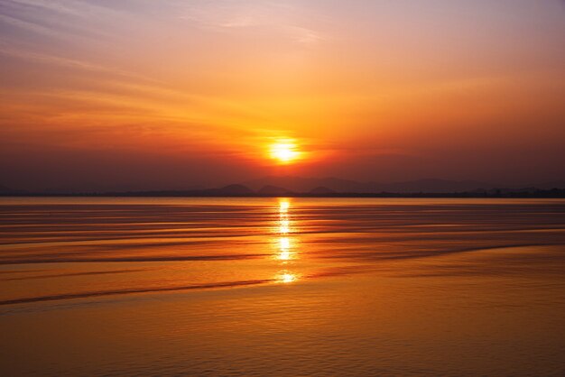 山と海に沈む夕日。