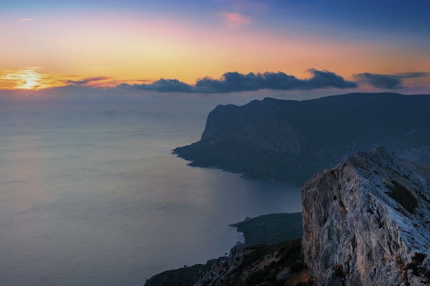 Drammatico tramonto sulle montagne e sul mare