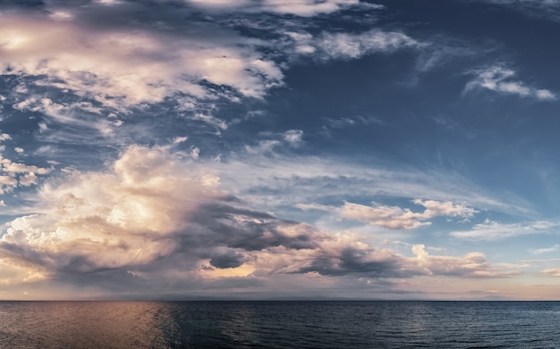 Драматический закат в открытом море, панорамное небо над Эгейским морем, полуостров Кассандра, Греция.