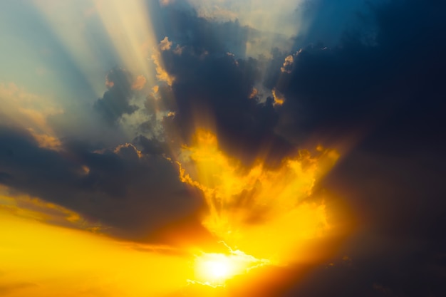 雲景の背景hdを介して劇的な夕日の光線