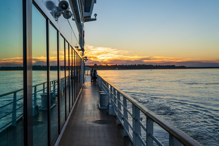 Photo dramatic sunset reflected in windows of mississippi river cruise boat