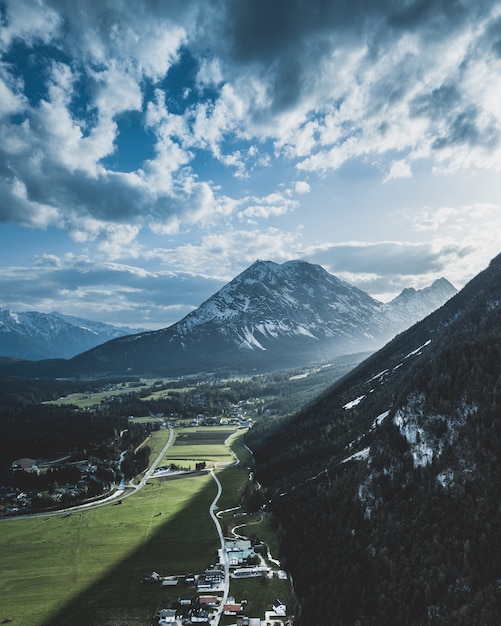 Foto tramonto drammatico sparato nelle alpi austriache.