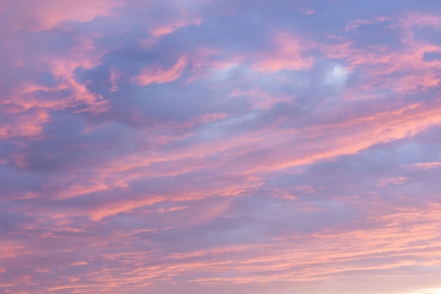 Photo dramatic sunset sky background, twilight pink and purple colors