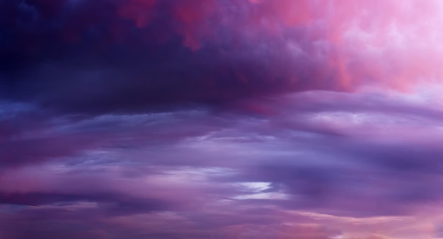 暗い雲と劇的な夕焼け空の背景自然な背景ソフトフォーカス