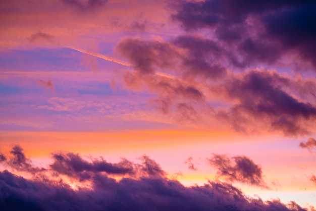 カラフルな夕暮れ時に劇的な夕焼け空