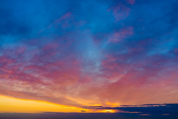 カラフルな夕暮れ時に劇的な夕焼け空